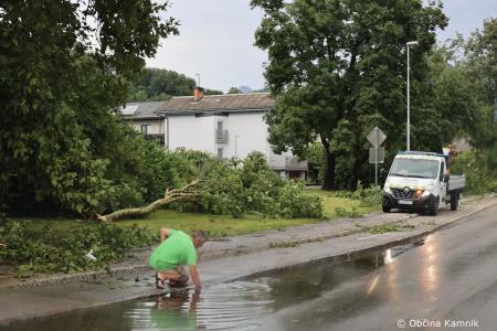 Neurje z vetrom podiralo drevesa in odkrivalo strehe (23)